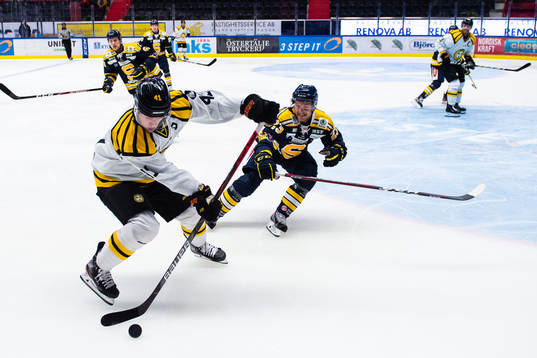 Brynäs Greg Scott och Södertäljes Bobbo Pettersson
