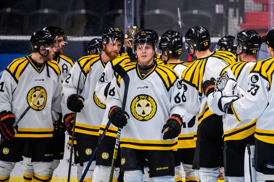Brynäs Alexander Lindelöf jublar med lagkamrater