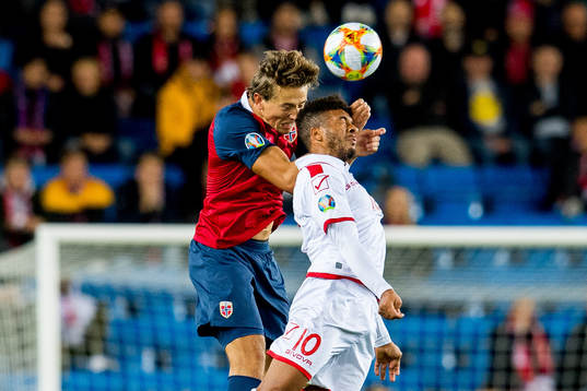 Sander Berge of Norway and Kyrian Nwoko of Malta