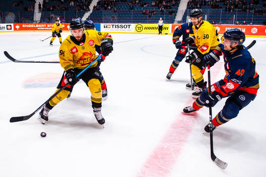 Nikolaus Hartl of Vienna Capitals and Jacob Josefson of