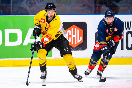 Alex Wall of Vienna Capitals and Niclas Bergfors of