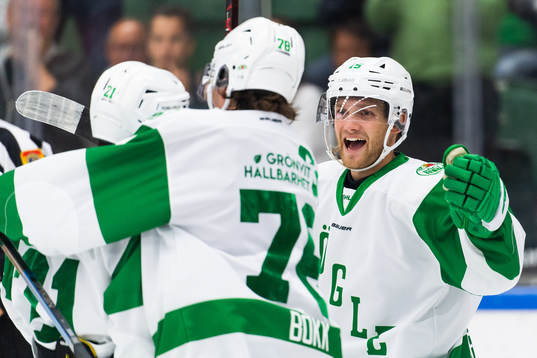 Rögles Simon Ryfors jublar med lagkamrater