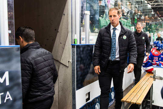 Rögles tränare Cam Abbott lämnar båset i periodpaus