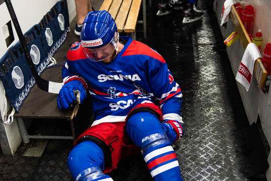 Oskarshamns Alexander Reichenberg har ont och sitter i