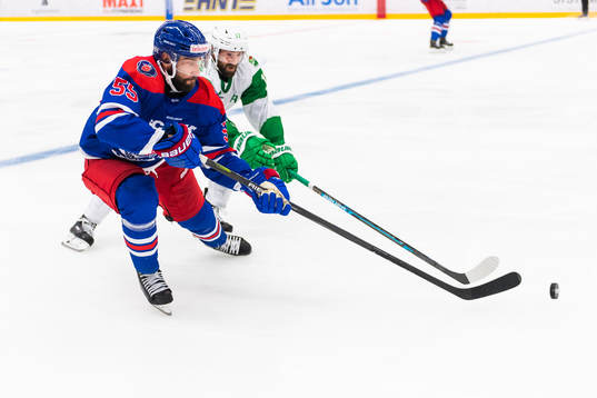 Oskarshamns Jake Newton och Rögles Taylor Matson i kamp om