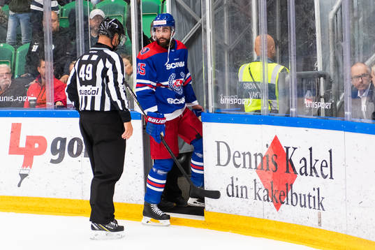 Oskarshamns Jake Newton visas av isen av domaren