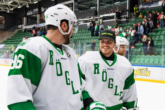 Rögles Eric Gelinas och målvakt Christoffer Rifalk ler
