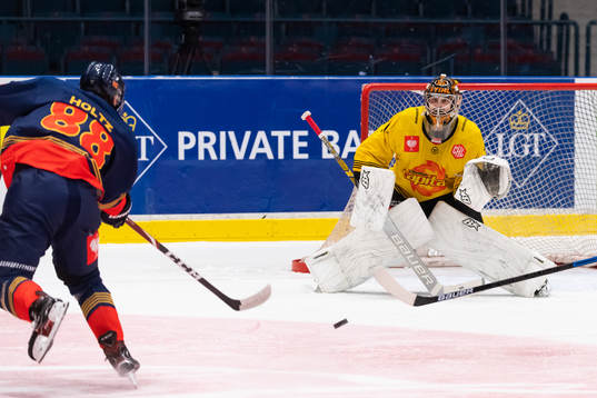 Alexander Holtz of Djurgården with a shot against