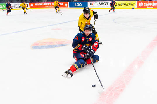 Taylor Vause of Vienna Capitals and Olle Alsing of