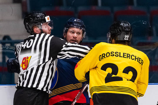 Niclas Bergfors of Djurgården and Julian Grosslercher in a