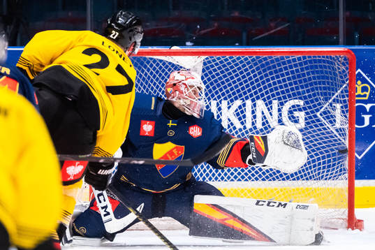 Ty Lonley of Vienna Capitals scores 2-3 behind goalkeeper
