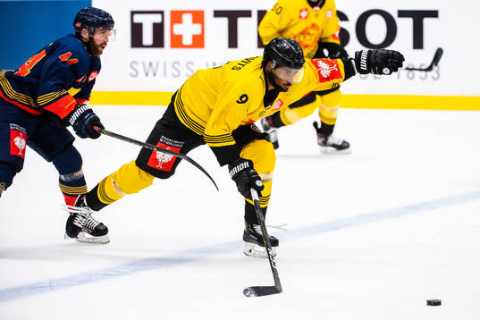 Mattias Guter of Djurgården and Ali Wukovits of Vienna