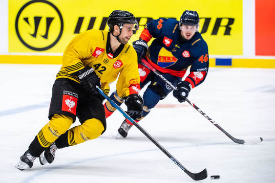 Alex Wall of Vienna Capitals and Albin Grewe of Djurgården