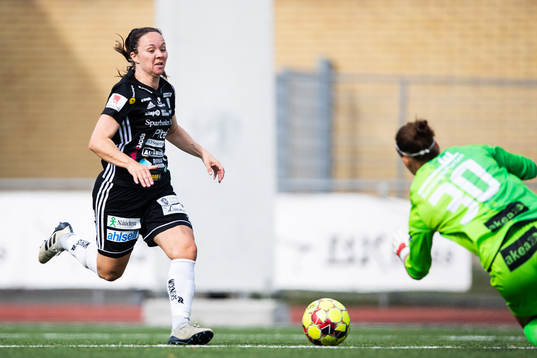 Piteås June Pedersen och Limhamn Bunkeflos målvakt