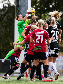 Limhamn Bunkeflos målvakt Chandra Bednar räddar