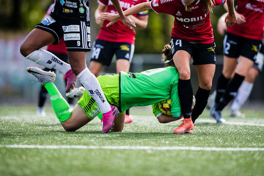 Limhamn Bunkeflos målvakt Chandra Bednar kolliderar med