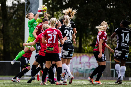 Limhamn Bunkeflos målvakt Chandra Bednar räddar