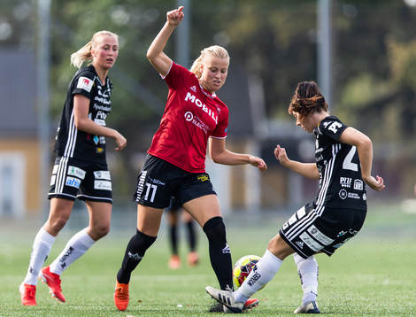 Limhamn Bunkeflos Sophie Sundqvist i kamp om bollen med