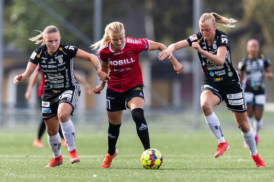 Piteås Selina Henriksson och Julia Karlernäs i kamp om