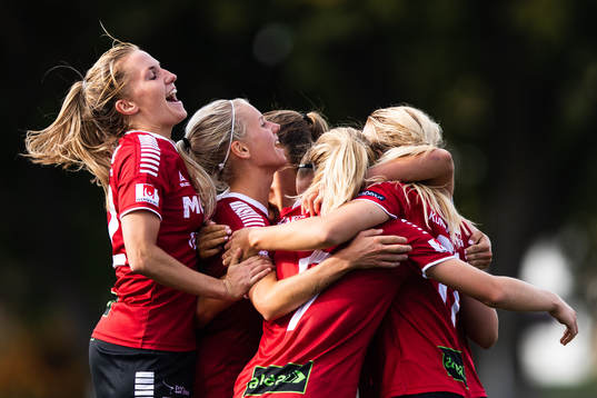 Limhamn Bunkeflos Hanna Persson jublar med lagkamrater