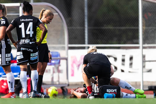 Piteås Josefin Johansson ses om när hon ligger och har ont