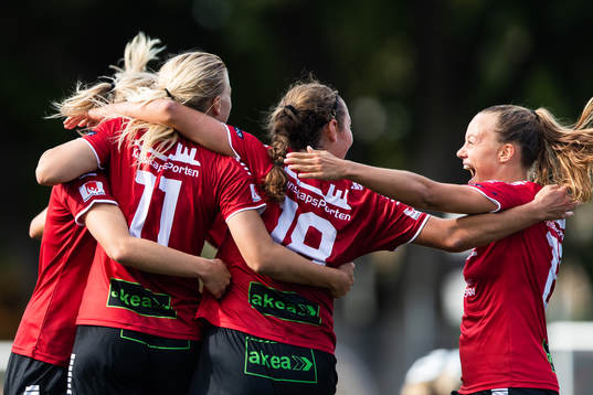 Limhamn Bunkeflos Sophie Sundqvist jublar med Elisa Lang