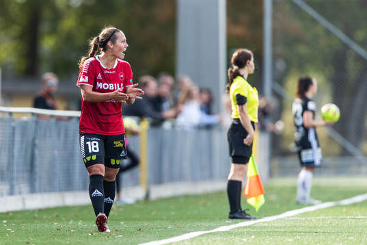 Limhamn Bunkeflos Elisa Lang Nilsson lämnar plan vid byte