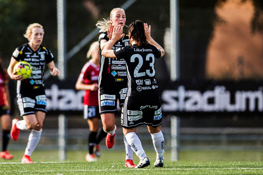 Piteås Julia Karlernäs jublar med June Pedersen