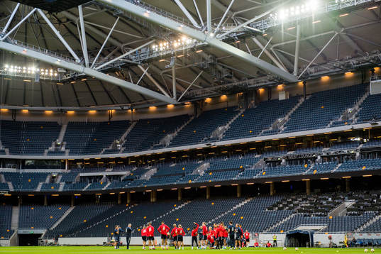 Players and coaching staff of Norway gather in a circle