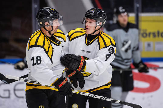 Brynäs Anton Rödin och Niclas Lundgren jublar
