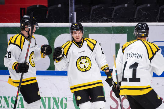 Brynäs Lukas Zetterberg och Emil Forslund jublar