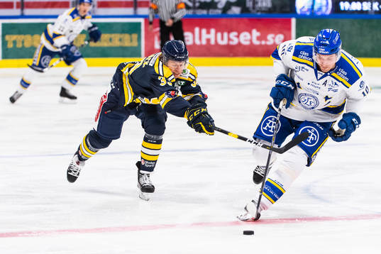 Södertäljes Måns Lindbäck jagar Leksands Johan Fransson