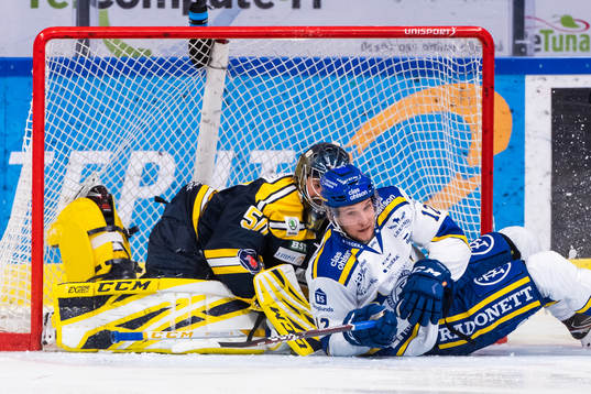 Södertäljes målvakt Alexander Sahlin och Leksands