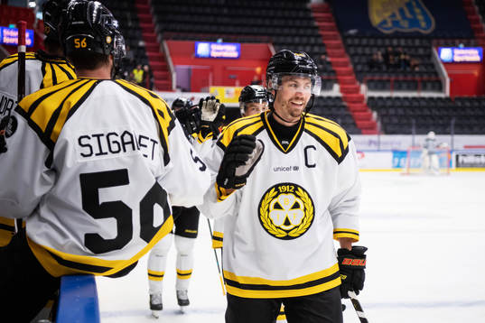 Brynäs Anton Rödin jublar