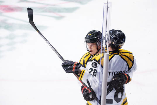 Brynäs Alexander Lindelöf och Lukas Zetterberg jublar