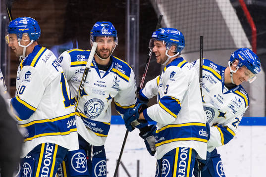 Leksands Marek Hrivik (mitten) jublar med löagkamrater