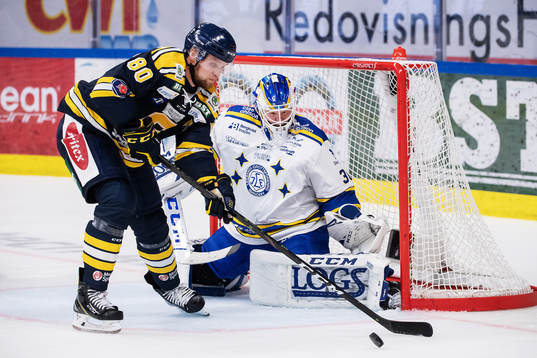 Södertäljes Ludwig Blomstrand och Leksands målvakt Janne