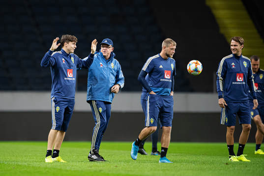 Victor Nilsson Lindelöf, head coach Janne Andersson, John