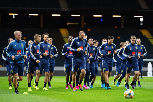 Andreas Granqvist together with teammates of the Swedish
