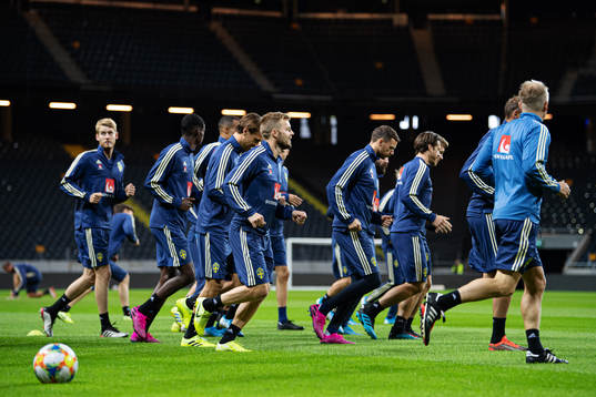 Sebastian Larsson together with teammates of the Swedish