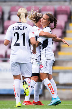 Göteborgs Julia Zigiotti Olme (höger) jublar med