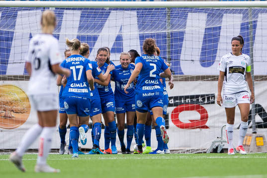 Eskilstunas Loreta Kullashi jublar med lagkamrater