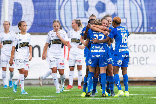 Eskilstunas Julia Tunturi jublar med lagkamrater