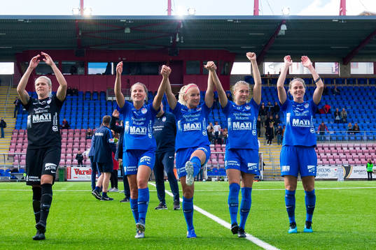 Eskilstunas Julia Tunturi jublar med lagkamrater