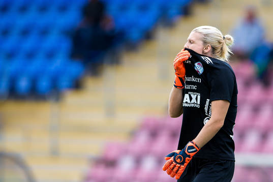 Eskilstunas målvakt Emelie Lundberg deppar