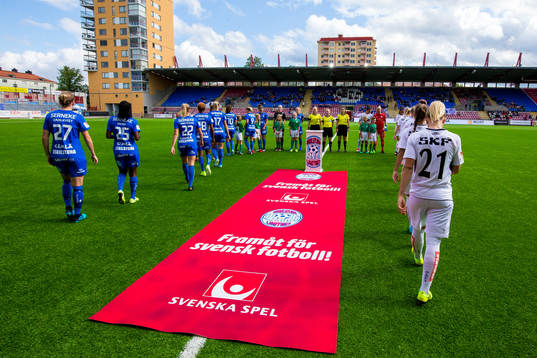 Eskilstunas och Göteborgs spelare går entré på