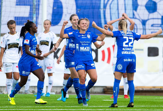 Eskilstunas Julia Tunturi (tvåa från höger) jublar med