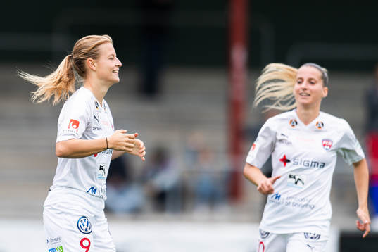 Rosengårds Anna Anvegård jublar