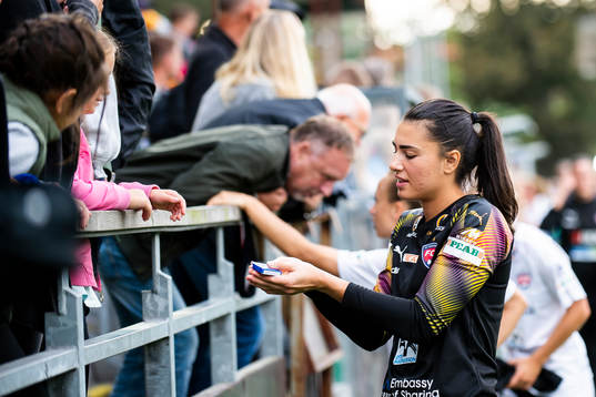 Rosengårds målvakt Zecira Musovic skriver autografer