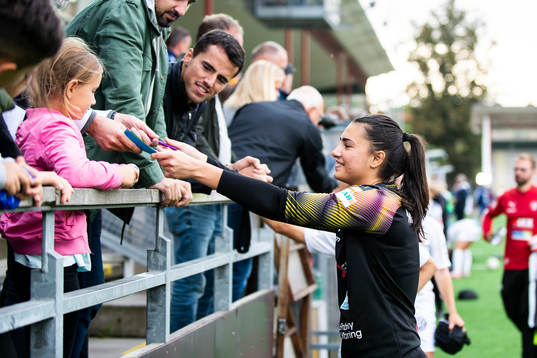 Rosengårds målvakt Zecira Musovic skriver autografer